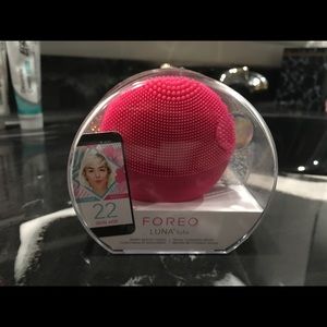 Facial cleansing brush